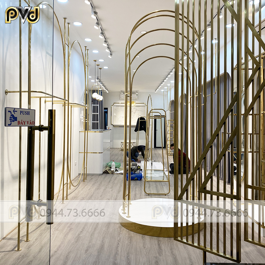 Vách hộp inox mạ vàng shop thời trang